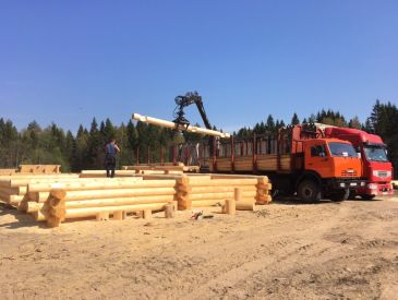 Лесовоз с манипулятором и прицепом.