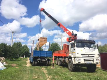 Выгружаем пиломатериал.